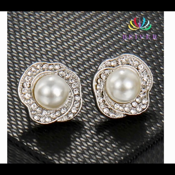 ❌SOLD❌ Silver & Pearl Necklace and Earring Set, New - Picture 7 of 11